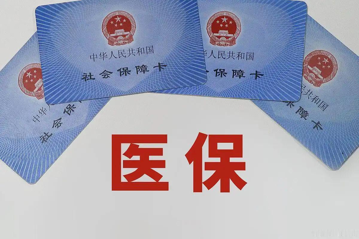 不少在外务工的人离职返乡时，都会顺手签下社保转移申请表，总觉得把外地社保转回户籍