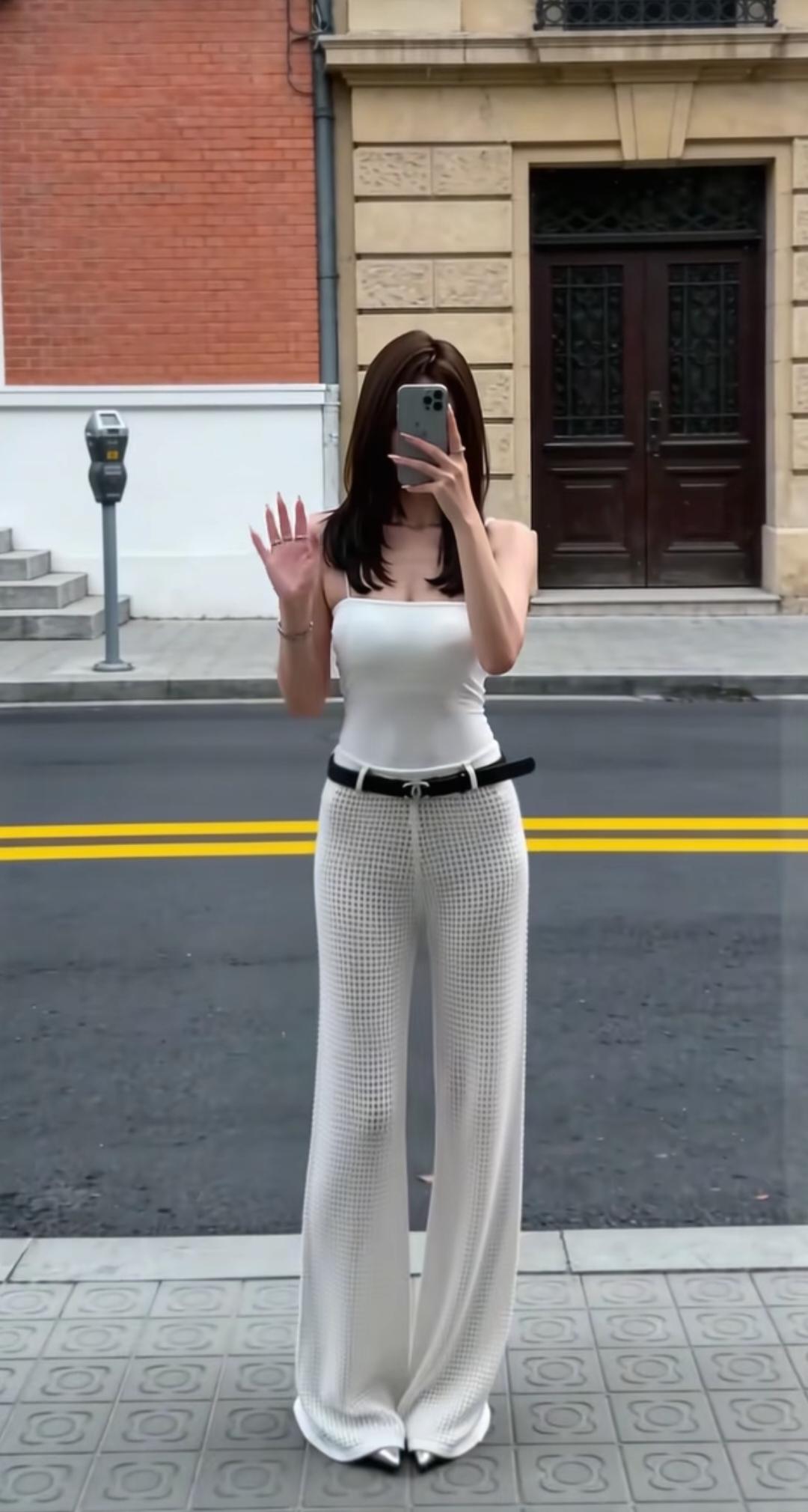 一身素白，是刻在骨子里的松弛贵气✨
无痕抹胸勾勒出利落肩颈线条，自带冷调氛围感；