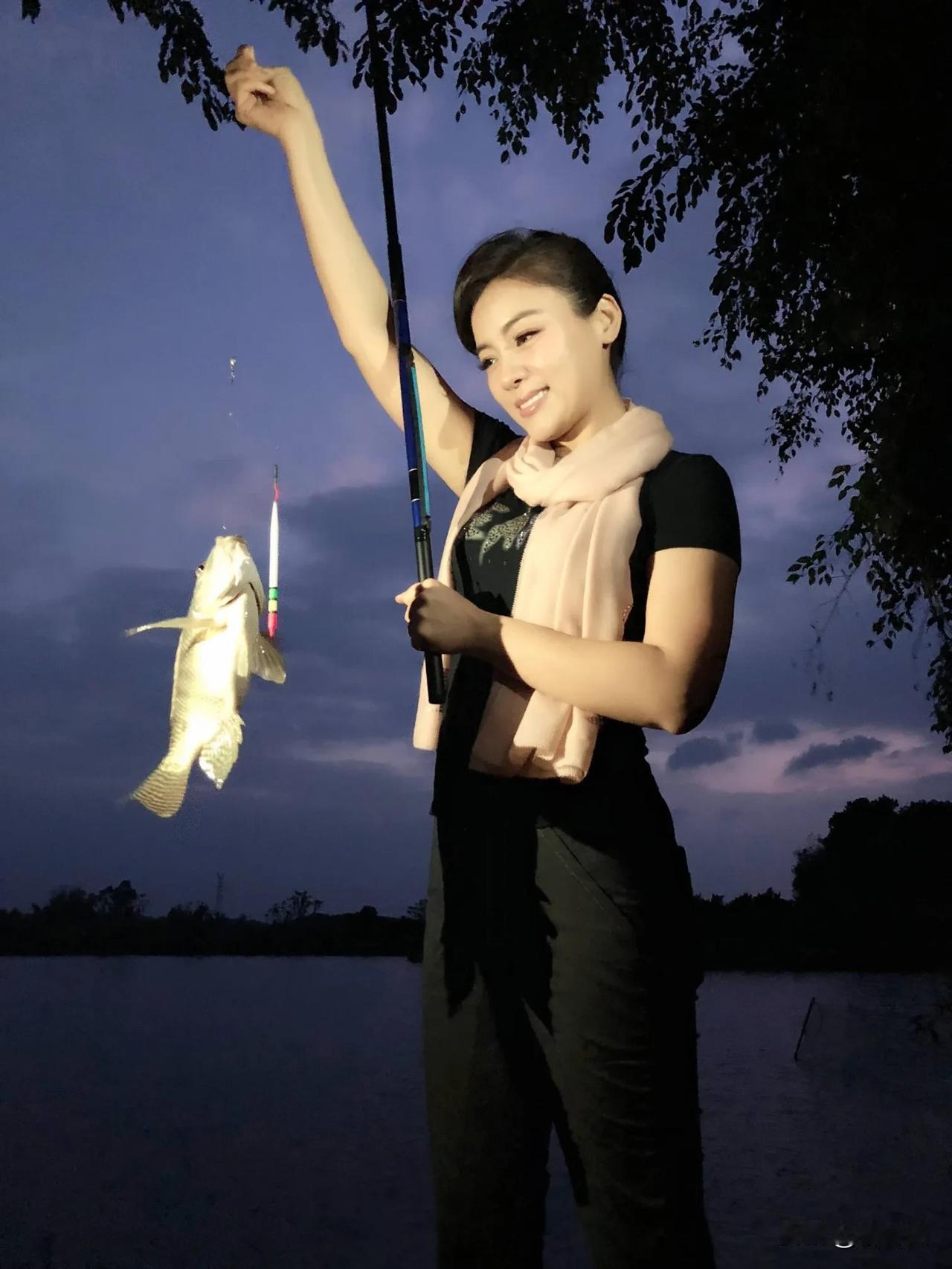 太意外了，歌唱家陈思思居然是“女钓友”。钓鱼这项运动，通常都是大老爷们的爱好，但