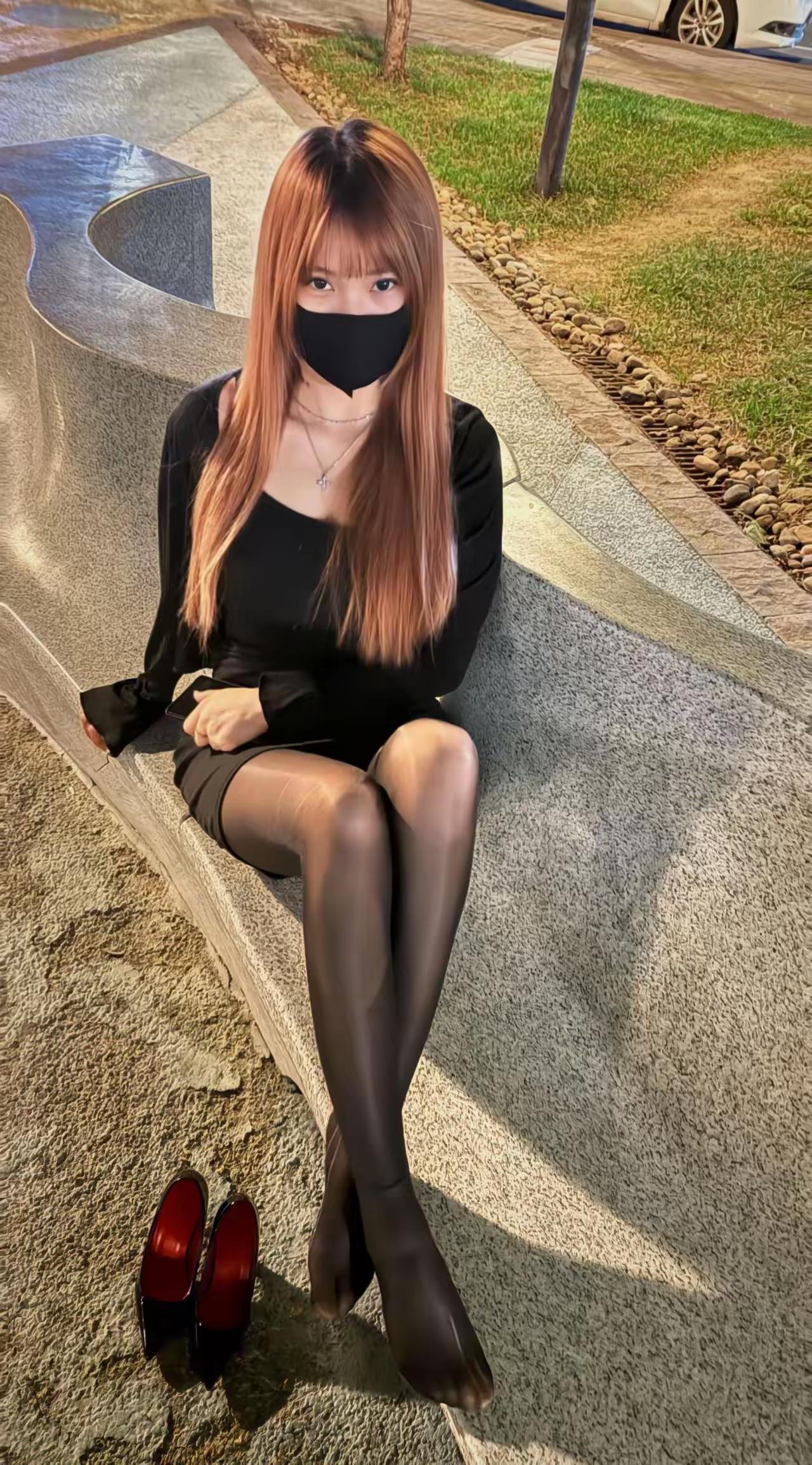 夜晚的都市，黑衣女郎的神秘姿态