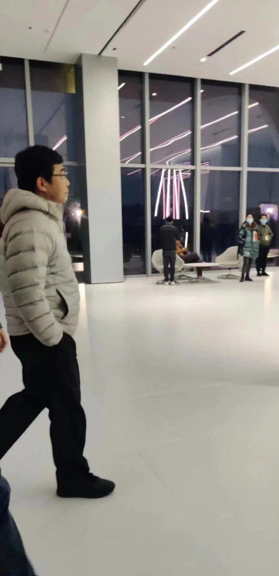 继高合宣布停工停产6个月后，高合创始人丁磊首次现身上海总部。据高合员工透露，此次