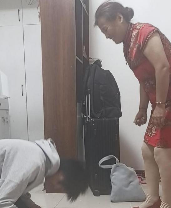 6月7日，湖北襄阳九中考点外，考试结束的铃声刚响，考生们涌出校门欢呼雀跃。唯有这
