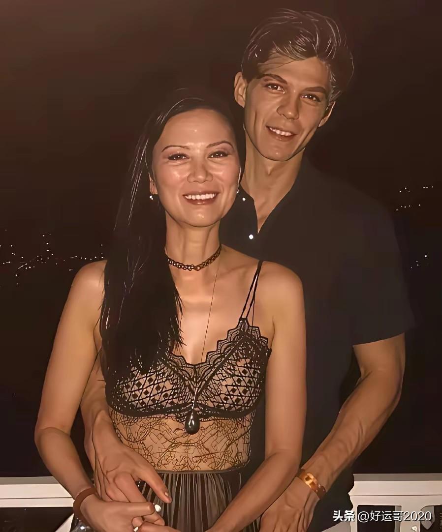 这是9年前，49岁的邓文迪和20多岁的匈牙利男模男友的合照。
可能这是邓文迪最喜