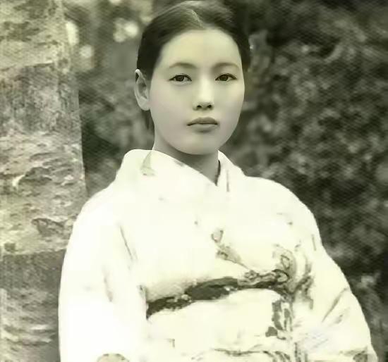 1978年，重庆江津白沙镇一名农妇正在喂猪，几辆轿车突然到访，来人告知她拥有数百