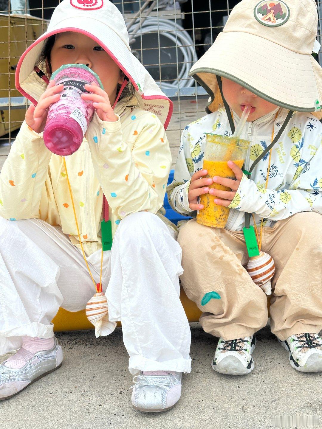 每次都会被孩子纯粹坚定又毫无保留的爱感动到。那天睡前问他俩这次旅行给爸爸妈妈打多