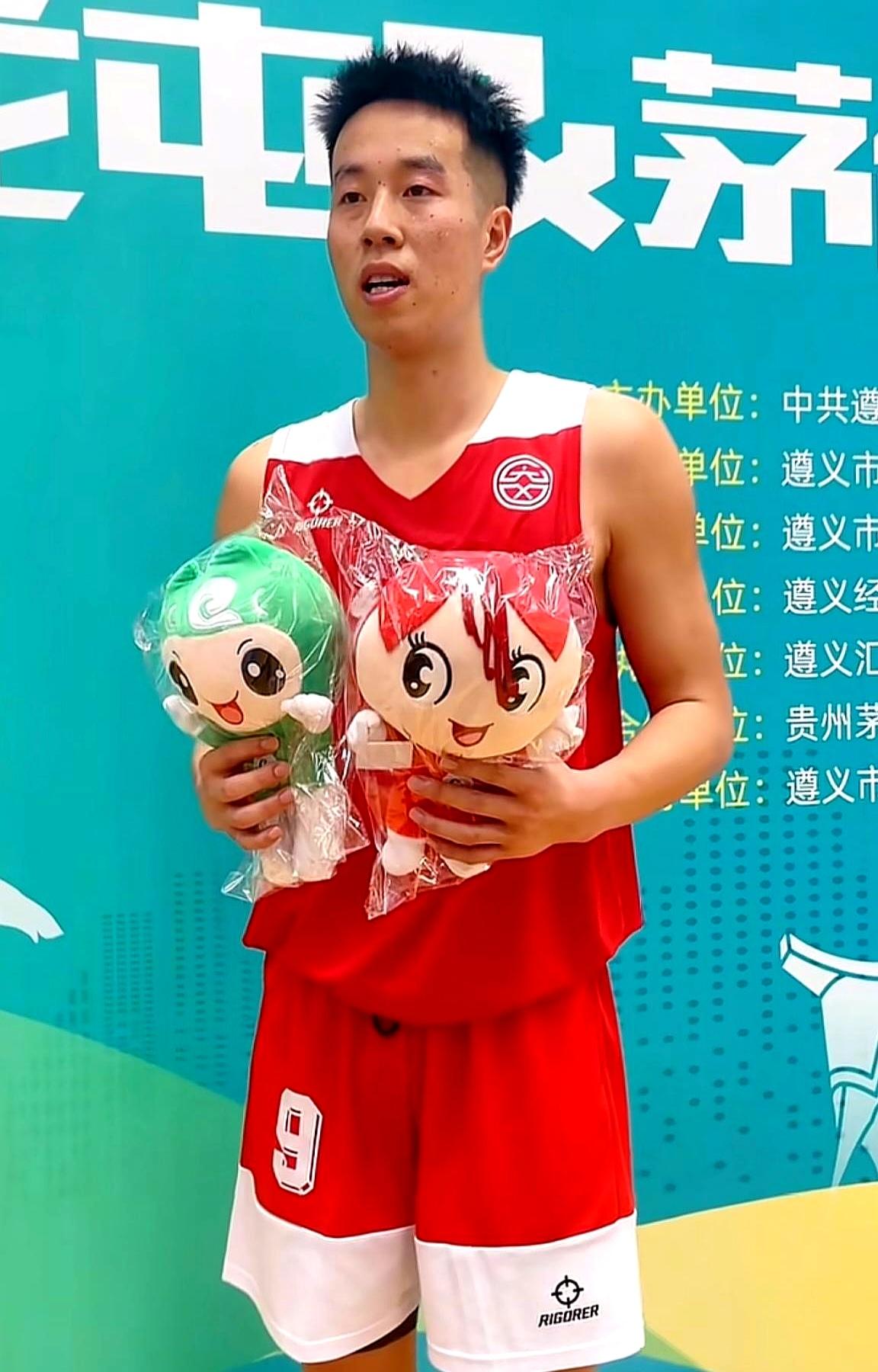 贵州习水男篮当家球星王磊
 

最近在桂平木乐篮球邀请赛小组赛砍36分（6记三分