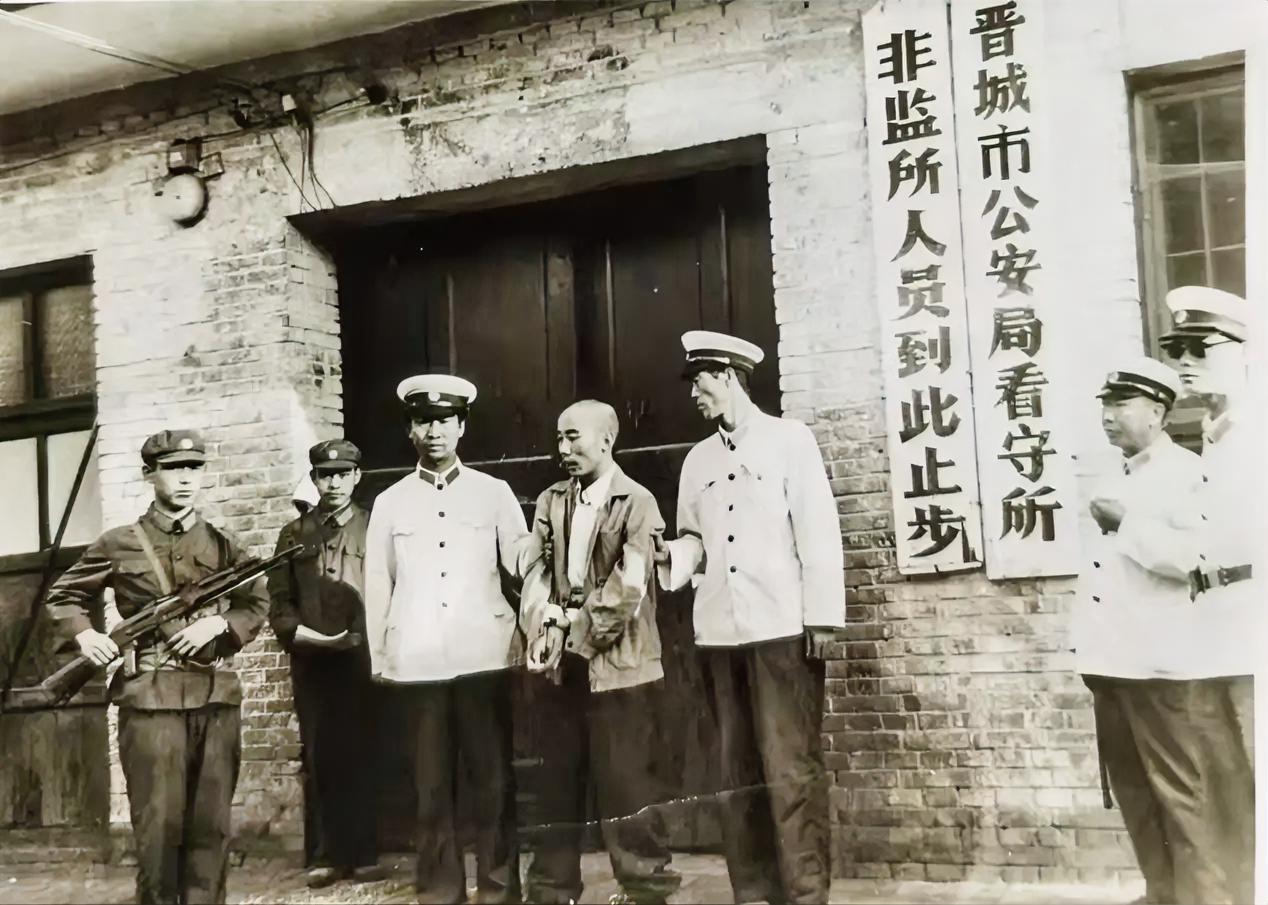 老照片＿晋城市公安局看守所，看干警服装，您能判断出这是哪一年的照片吗？