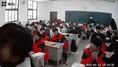 关于河南某学校高中生用凳子砸同学这事，
不知道大家注意到一个细节没有，
当时老师