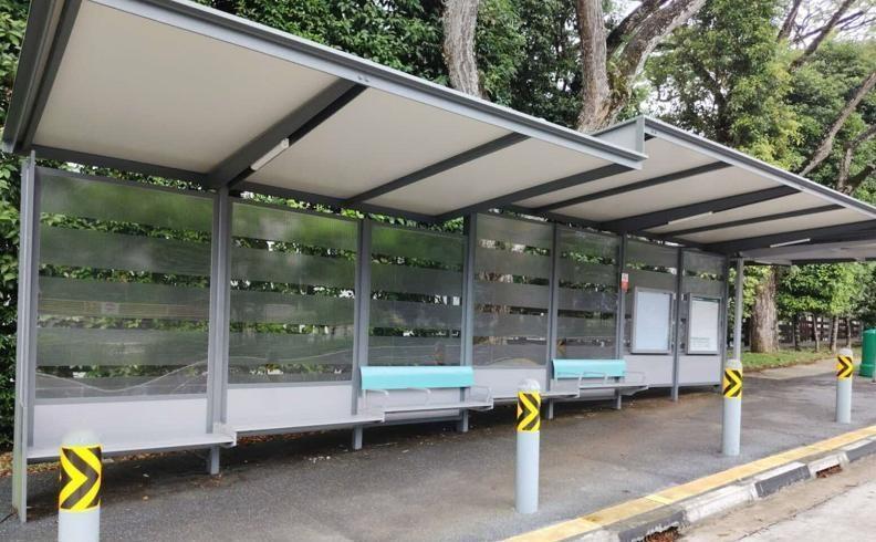 【鸟儿撞上玻璃隔板死亡 牛乳场四巴士站贴上磨砂条】日前有鸟儿撞上牛乳场巴士站的玻