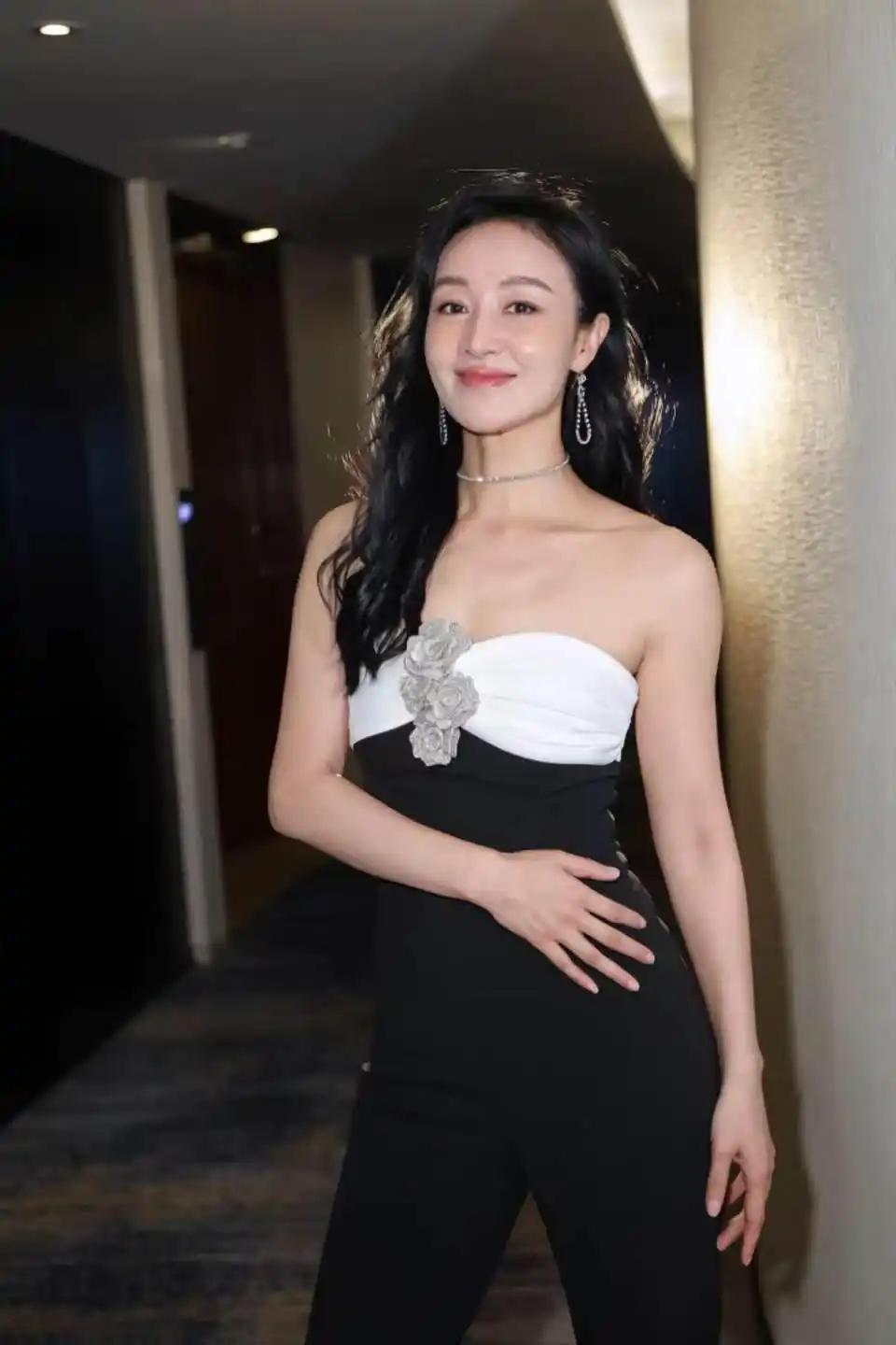 优雅黑裙，自信微笑，时尚夜晚的完美穿搭分享夏日最美瞬间 生活中感受到温柔的瞬间