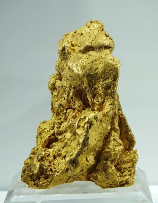 1斤的狗头金到底被谁拿走了 这个跨年晚会最值得期待的当然是抽奖环节，礼品竟然有汽