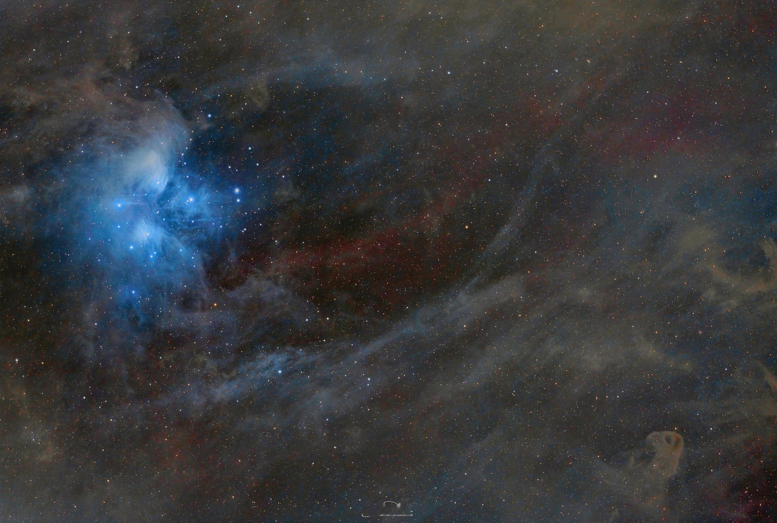 #每天一天文图# 在这张昴宿星团（又称梅西耶 45 (M45)）的宽视场视图中，