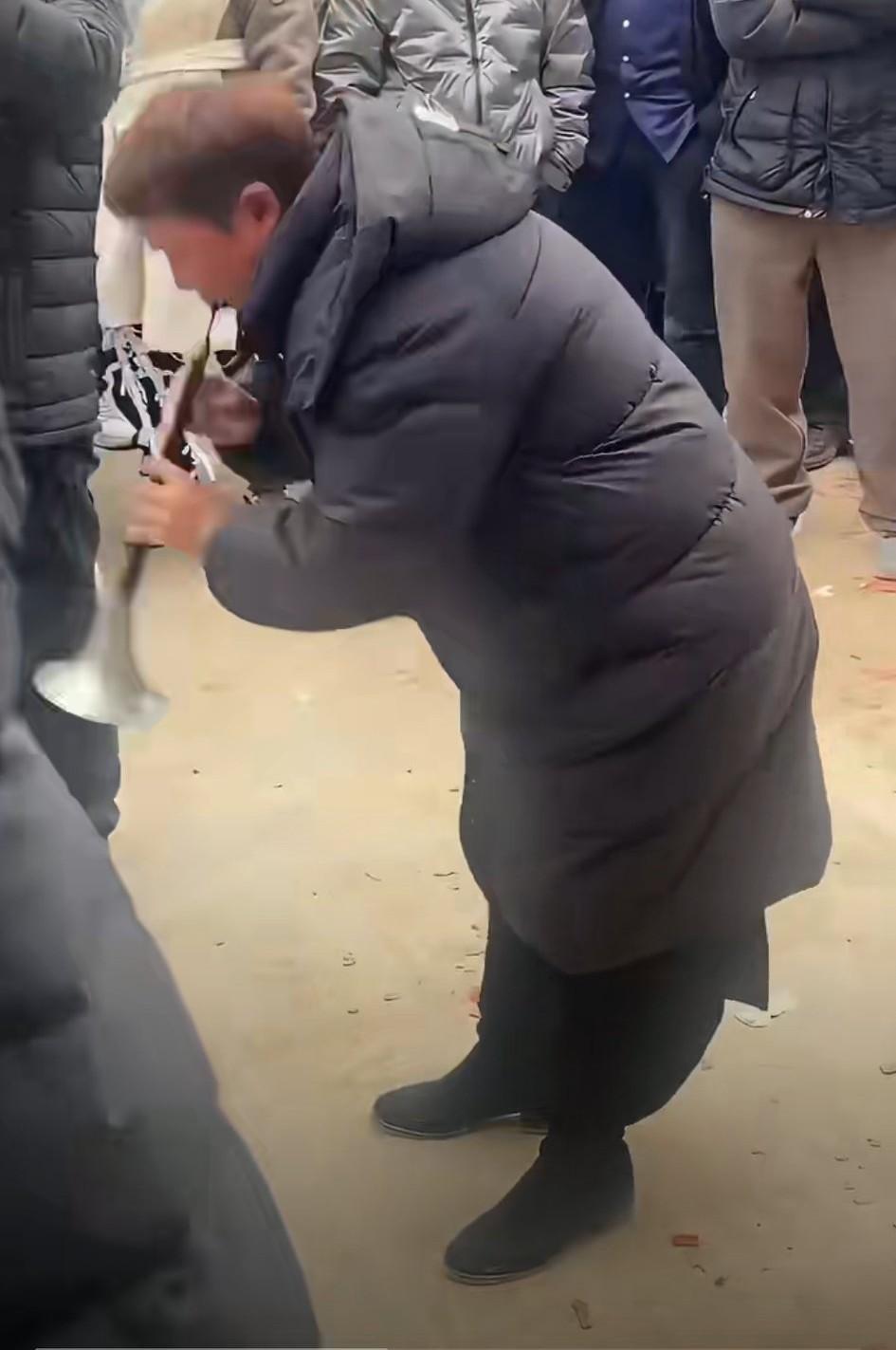 刷到一个视频，真的瞬间破防。河南一位女子，在好朋友的葬礼上，含泪吹着唢呐《秦雪梅