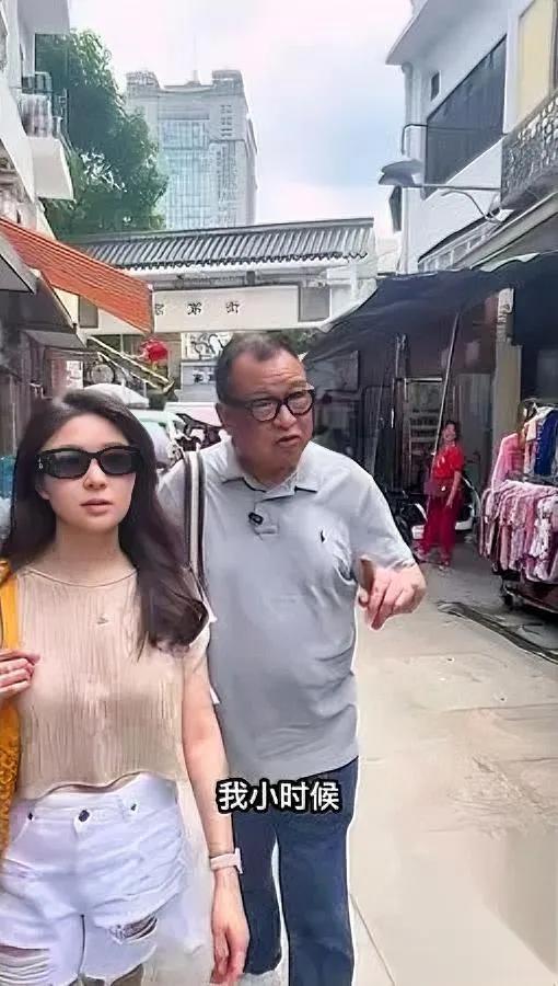 许绍雄最后的浪漫

是带女儿走了趟“回不去的童年”

六月份的太阳把老巷烤得发烫