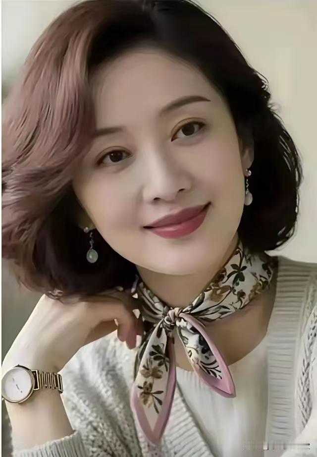 捣练子·徐娘度假
 辞职场，远尘忙，
独赴春光自在行。
闲享清欢无俗扰，
一身潇