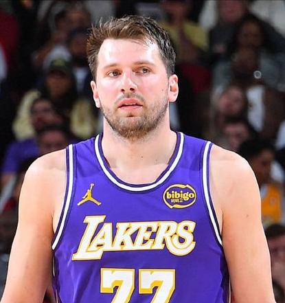 这也太巧合了！
东契奇生涯8年，514场比赛。
平均每个赛季：64.25场！
刚