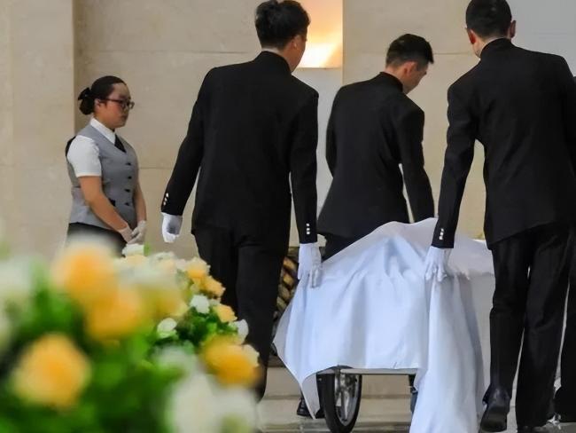 你知道人死后，身体会发生什么变化吗？
 
一位殡仪馆的火化工说：“送来的遗体，不