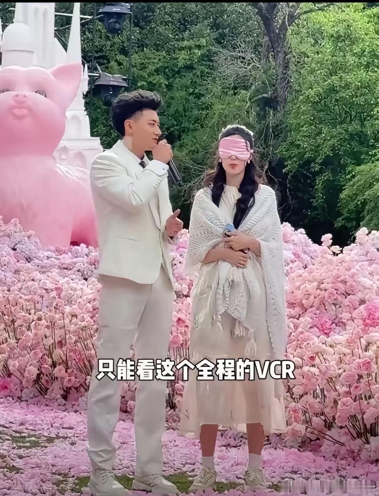 徐艺洋求婚那个站姿就很有孕相了这种场合拍照谁会披肩摆这样的姿势？又在想办法遮掩又