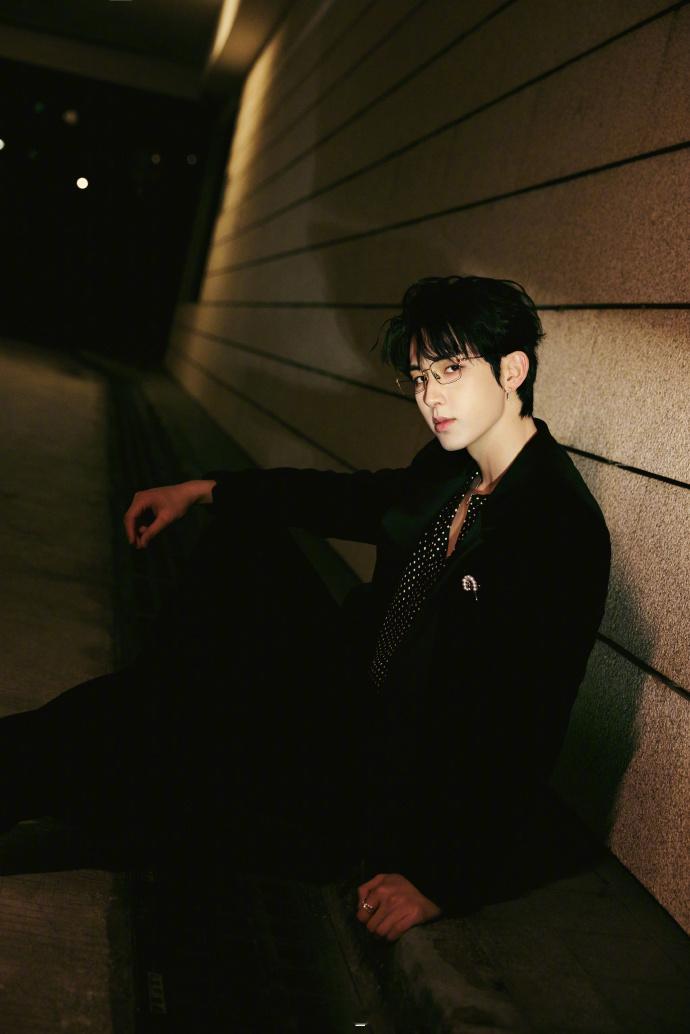 郭俊辰会扭就多扭 郭俊辰的舞台扭胯是视觉核弹！黑色西装裤包裹的长腿随着节奏开合，