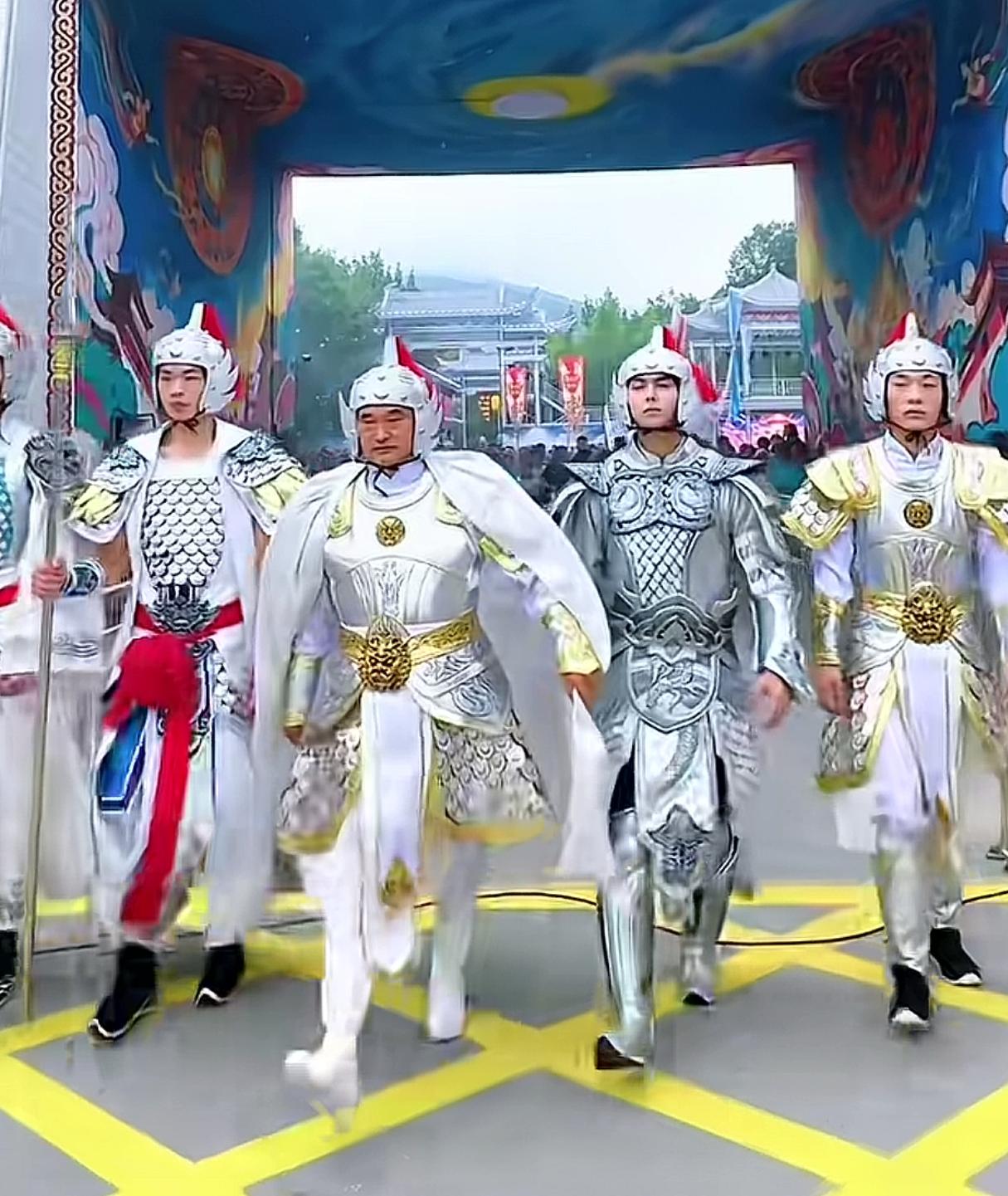 朱之文实际上已经算是隐形的一线明星了
现在朱之文的各种商演据说已经排到了好几个月