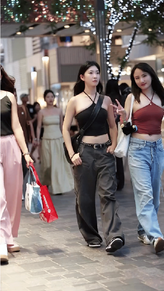 三位女生在商场愉快地逛街。
  城市夜景随意拍，这样的女孩穿搭时尚吗？