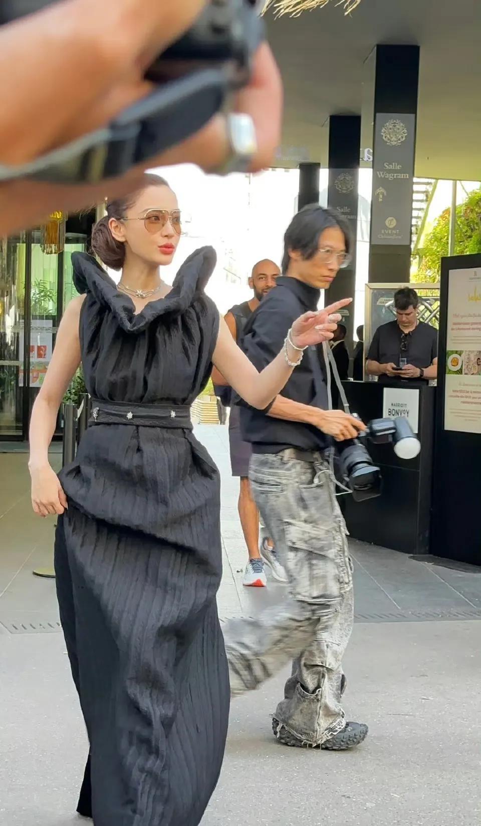 Angelababy带小海绵上班，
作为一个母亲还是太不容易了，
不知道黄晓明看