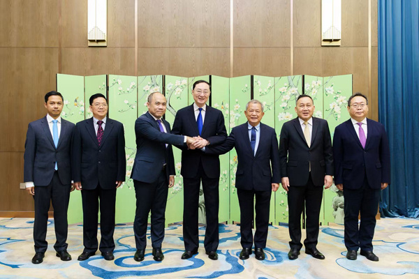 泰国柬埔寨停火7月30日，中国—柬埔寨—泰国三方非正式会晤在上海举行。中国外交部