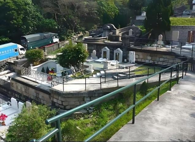 说起赌王何鸿燊家族的墓地，很多人都好奇在哪，其实就在香港岛摩星岭的昭远坟场，具体