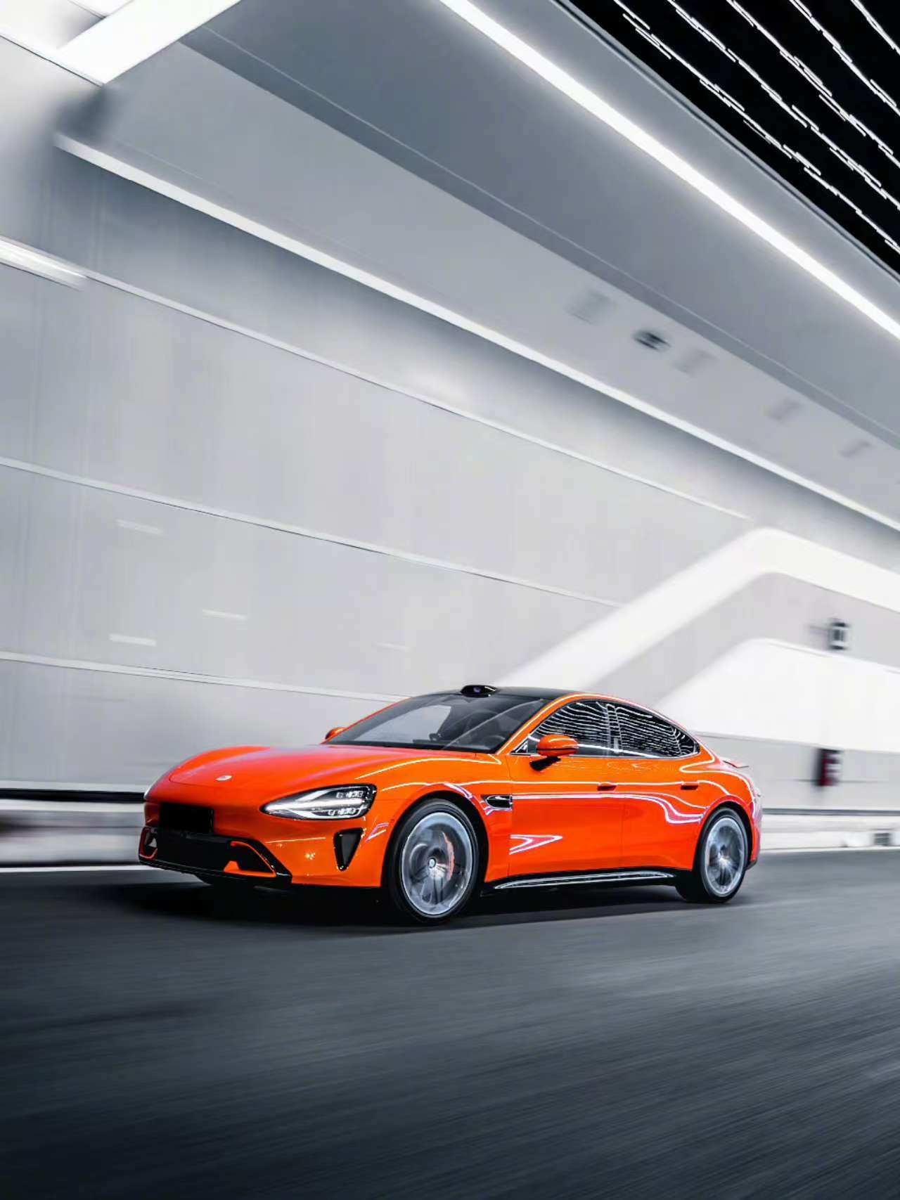 雷军称小米汽车熔岩橙配色敢买的人太少熔岩橙颜值确实拉满，视觉冲击力强，一眼看过去