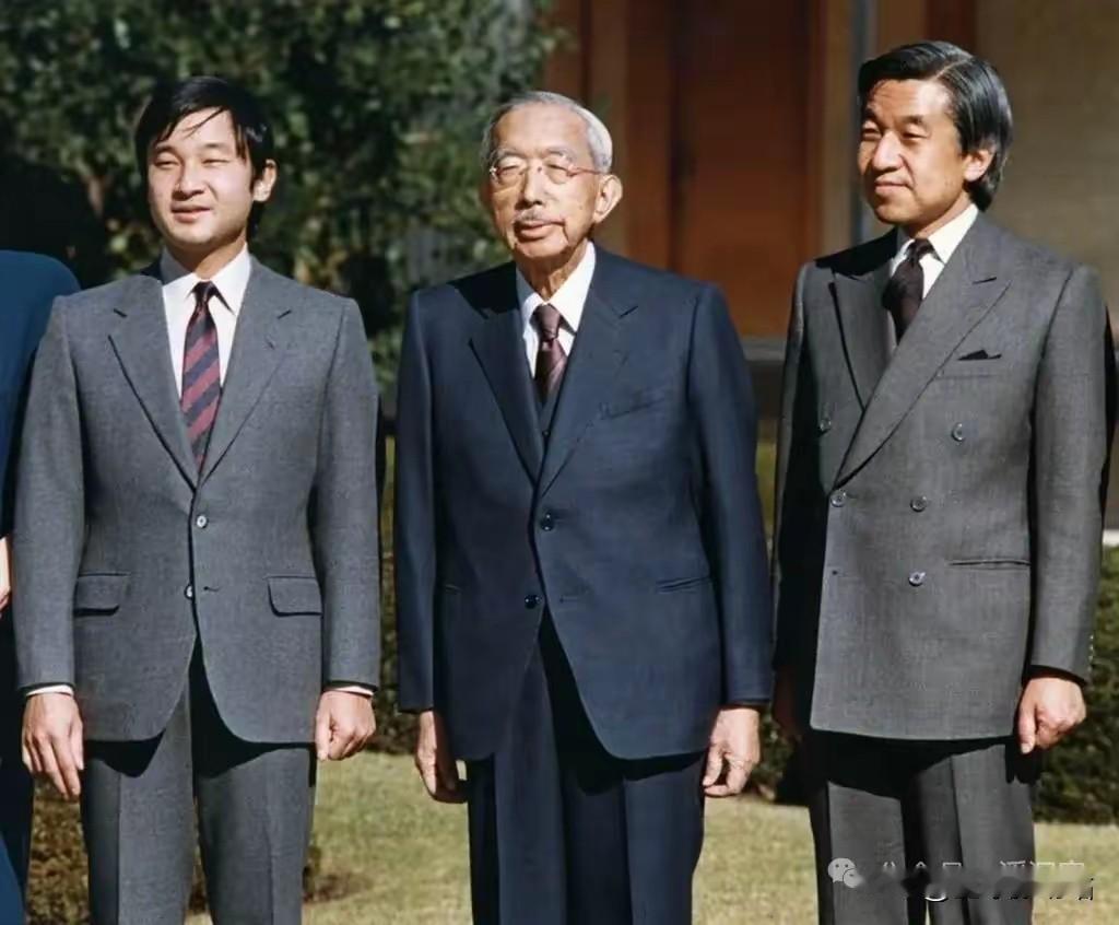 日本三代天皇同窗画面。

从左到右分别是：德仁天皇(现任)、昭和天皇、明仁天皇。