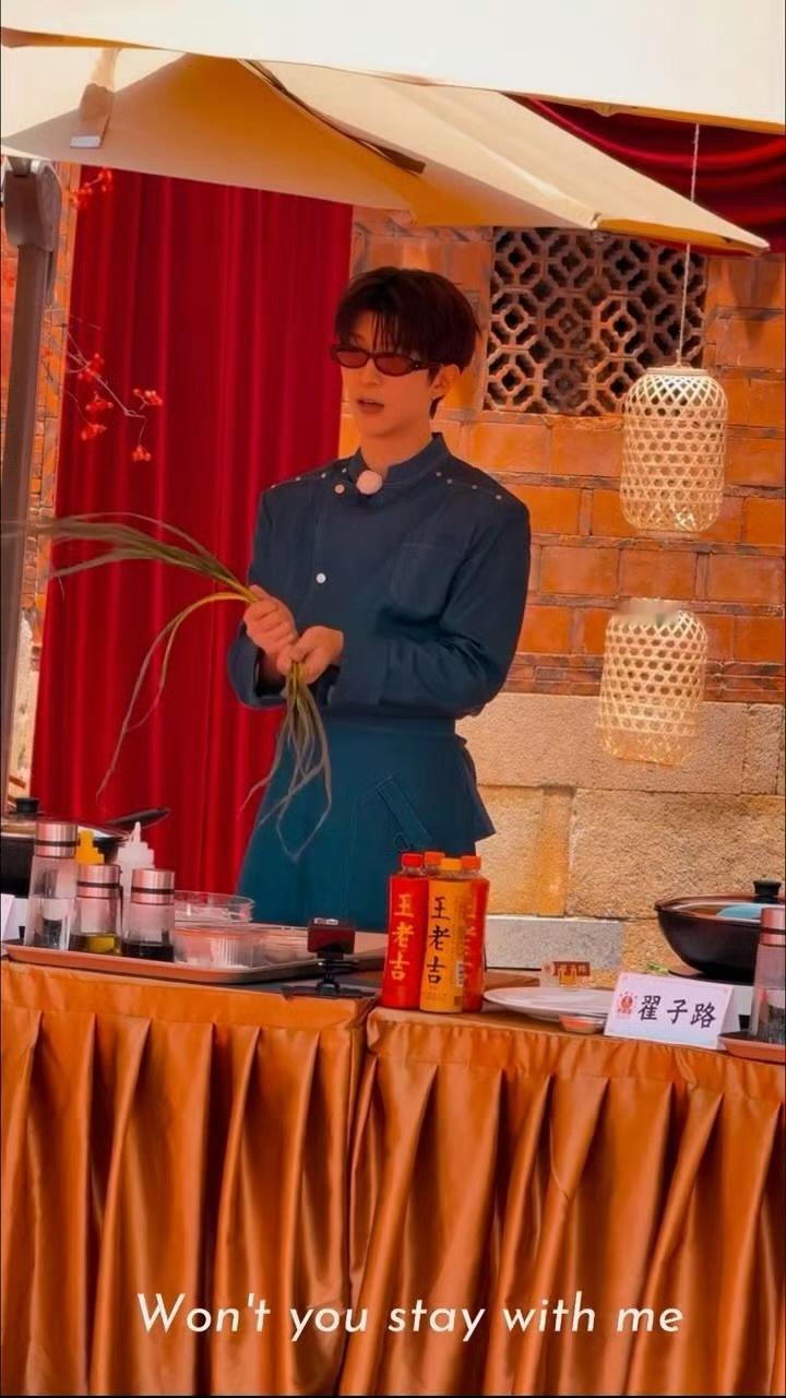 戴墨镜择小葱的帅厨师第一次见🧑🍳范丞丞戴墨镜择小葱范丞丞戴墨镜择菜