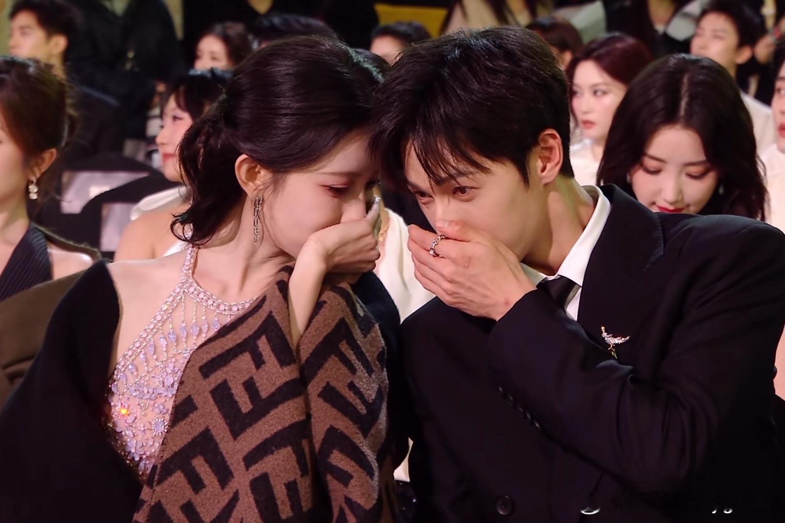 昀牵孟绕 3次星光大赏从不避嫌两个人站在一起就赏心悦目呀走过路过欢迎大家预约我们