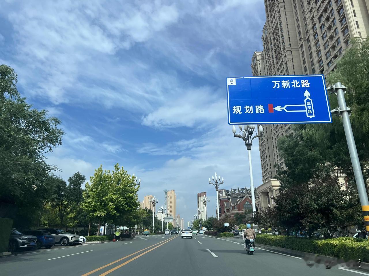 兰州在下了两天两夜的雨之后，今天早上终于雨停了，室外弥漫着清新带点雨水的味道的空