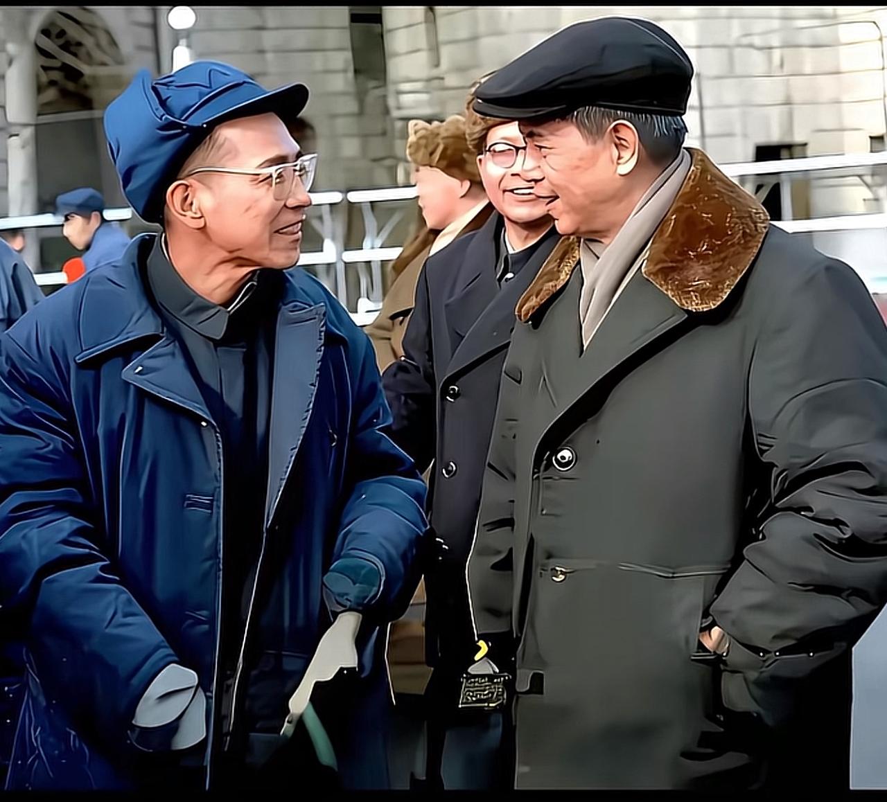 1978年，时任中国科学院院长的方毅与数学家陈景润在表彰大会上亲切交谈，其乐融融