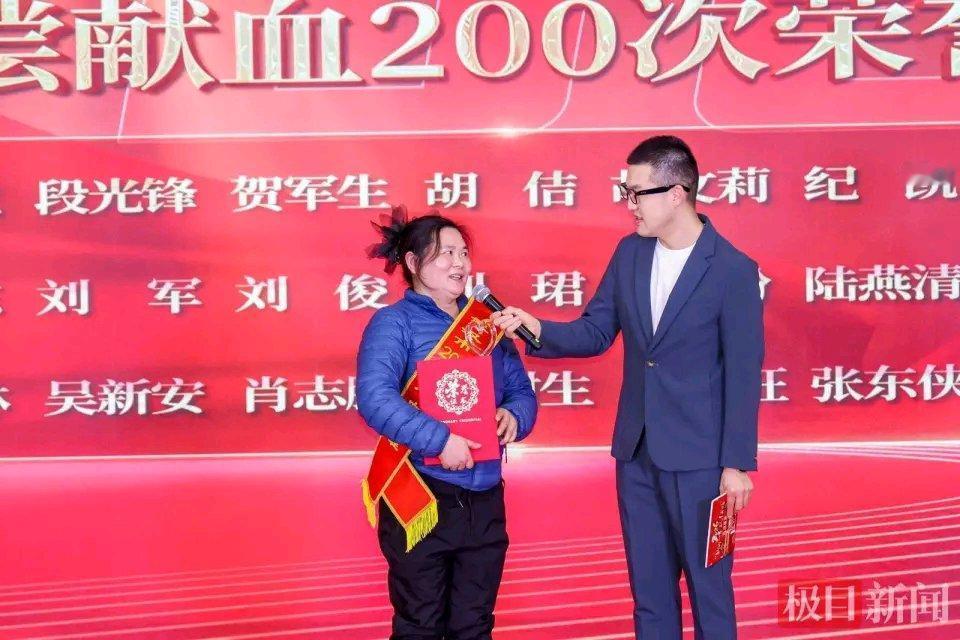 43岁的武汉单亲妈妈陆燕清太让人敬佩了！她是外卖骑手，却在15年里献血211次，