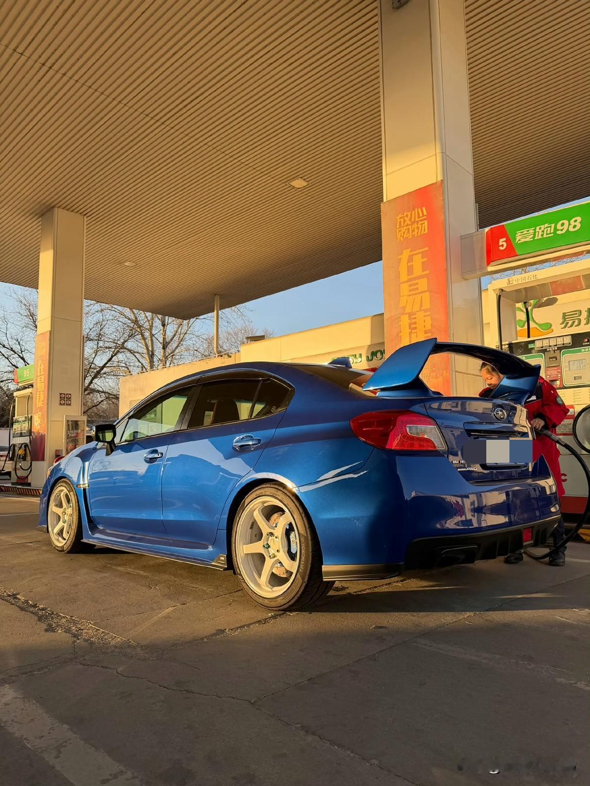 开11代STi上山兜了一圈感觉真好
无论底盘质感还是换挡手感都很棒甚至我觉得比很