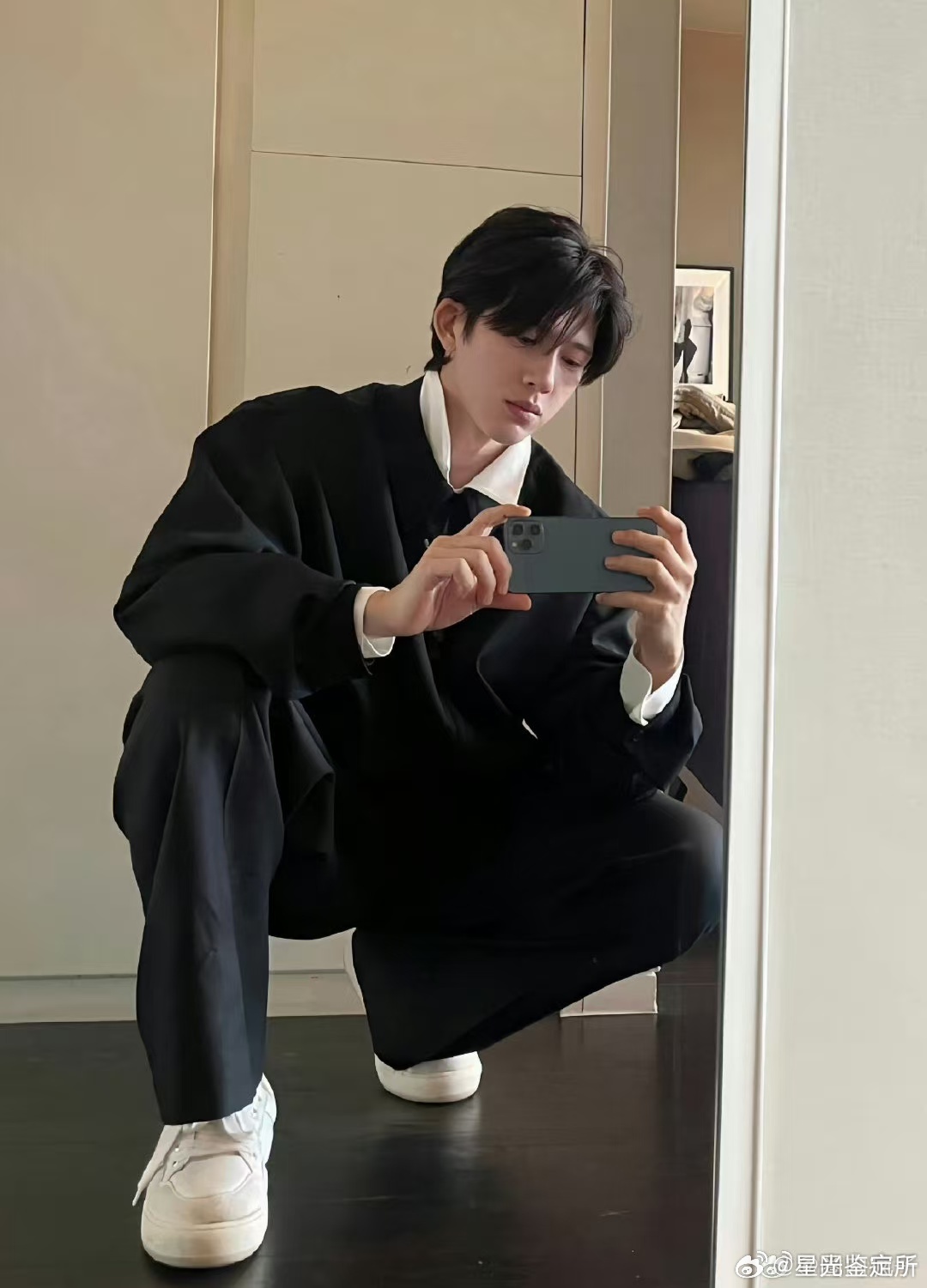 井柏然把秀场穿到Luke身上 井柏然将秀场级别的高级剪裁融入Luke造型，把中式