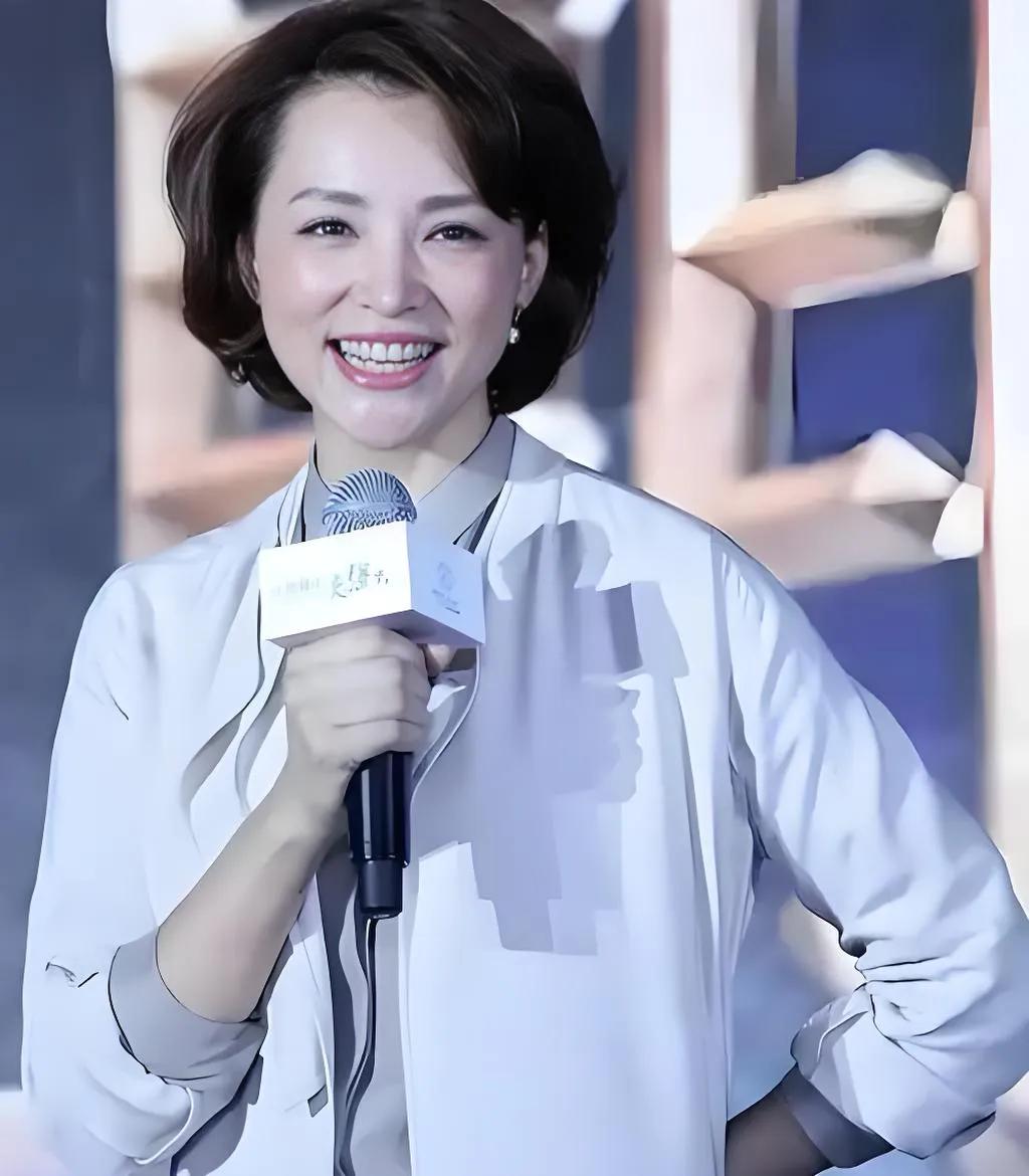 独自扛下母亲重病、丈夫巨额债务，默默隐忍整整四年。
素颜参加儿子毕业典礼，平凡母