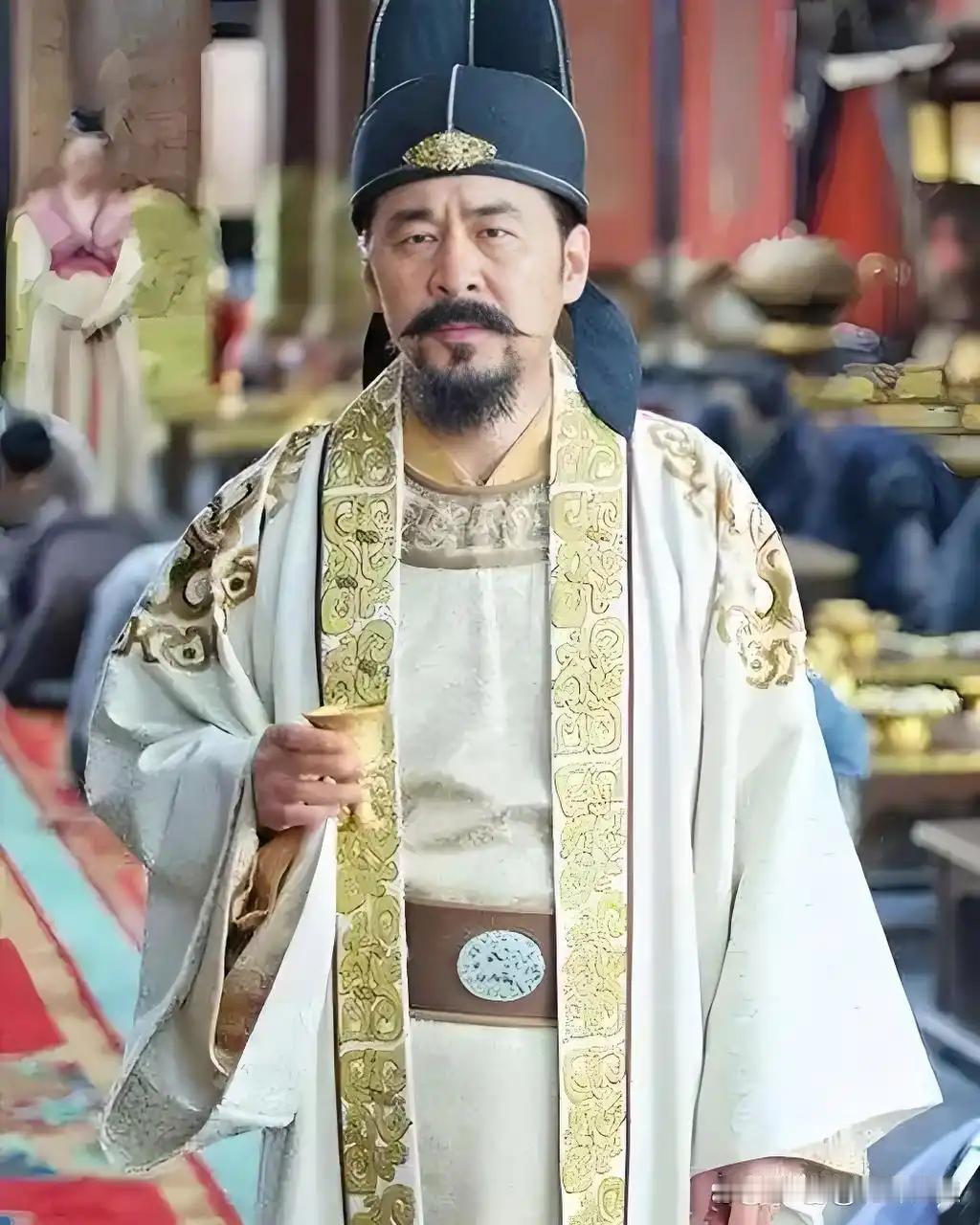 建隆二年七月初九的晚上，赵匡胤在宫中摆了一桌酒。

座上客不多，石守信、高怀德、
