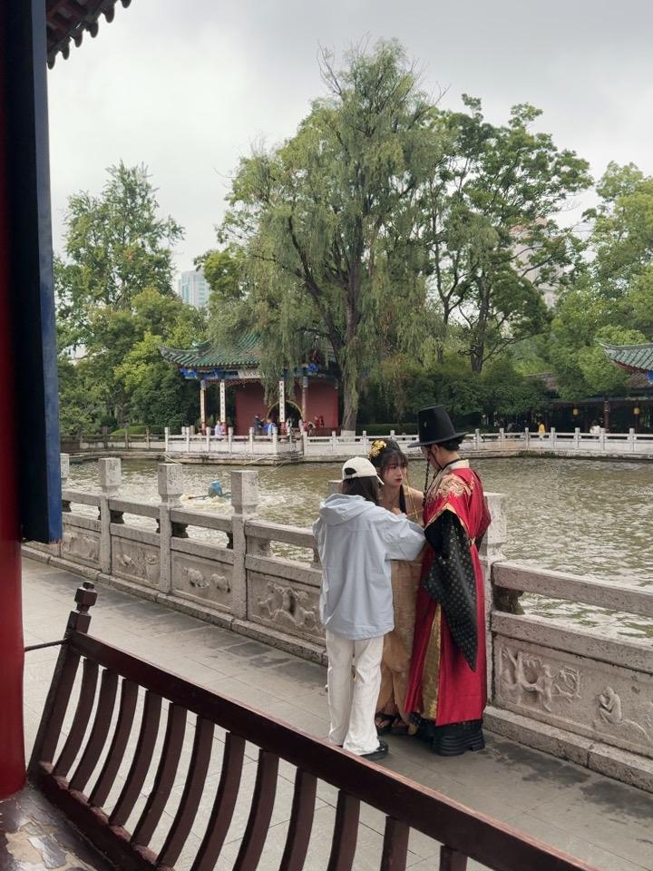 闲来无事，下午出门还是去公园逛逛。

小公园里人不少，其实大家不过是各自过着自己