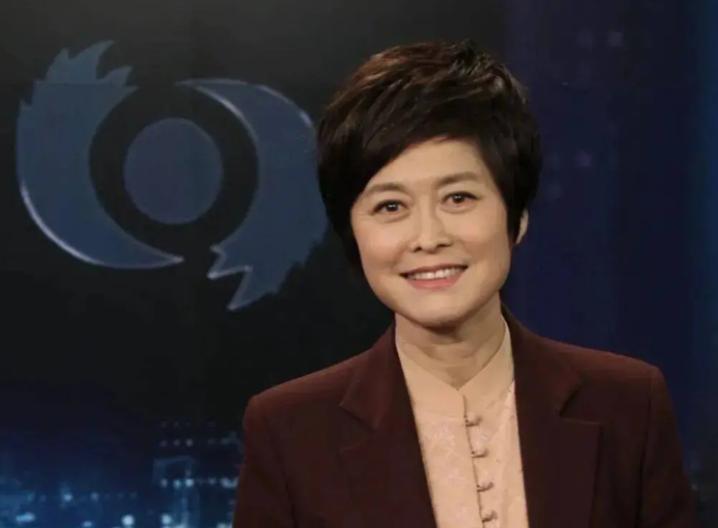 敬一丹曾在书中爆料一件秘事，她接手一期东莞色情乱象报道，演播素材放出衣着清凉的姑