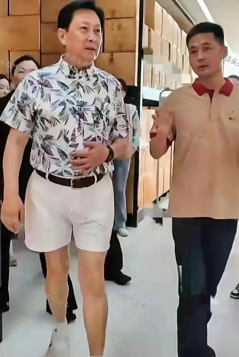 唐国强做梦也没想到，自己的一张照片会被全网吐槽。
有说穿的没毛病的，也有说年纪大