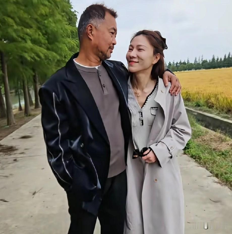 沈巍和晓晓牵手了吗这是，总算是实锤了，两位感情一直在升温，晓晓看来是真心的，在她