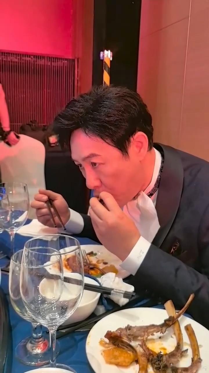 张颂文 认真吃肉肉