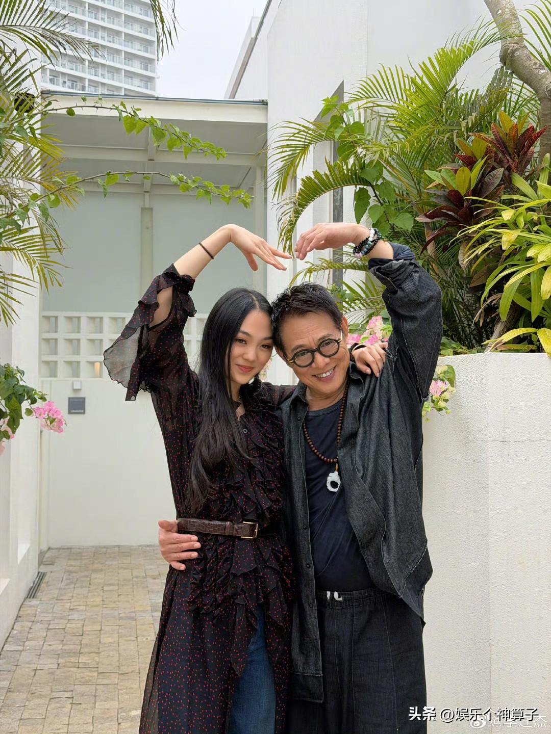 李连杰，太开心了！
3月21日，李连杰在社交平台发文，并晒出与女儿的合影，看完文