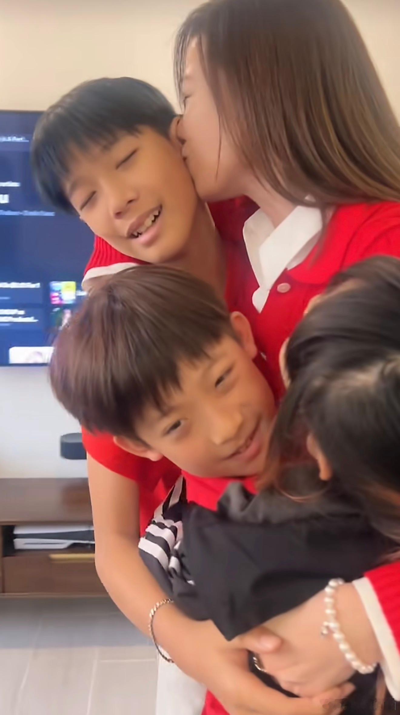 等我小了也要被佘诗曼亲亲抱抱，《新闻女王》里的文慧心气场两米八，私下里是孩子王佘