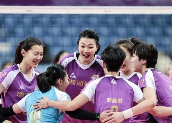 决赛次回合，天津女排发挥出色，一传稳定，扣拦俱佳！
今天天津女排主帅王宝泉派出了