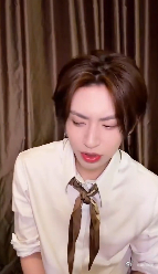 小鬼出道八周年直播 刷到小鬼直播的消息时正在加班，点开就被他的歌声治愈了。这些年