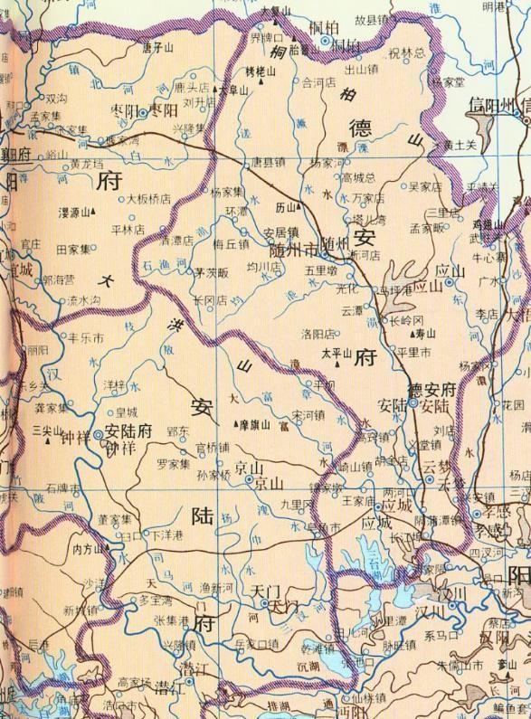清朝时期湖北省某府为何采用了邻近府城附郭县的名字而非本地自己的名称呢？
1905