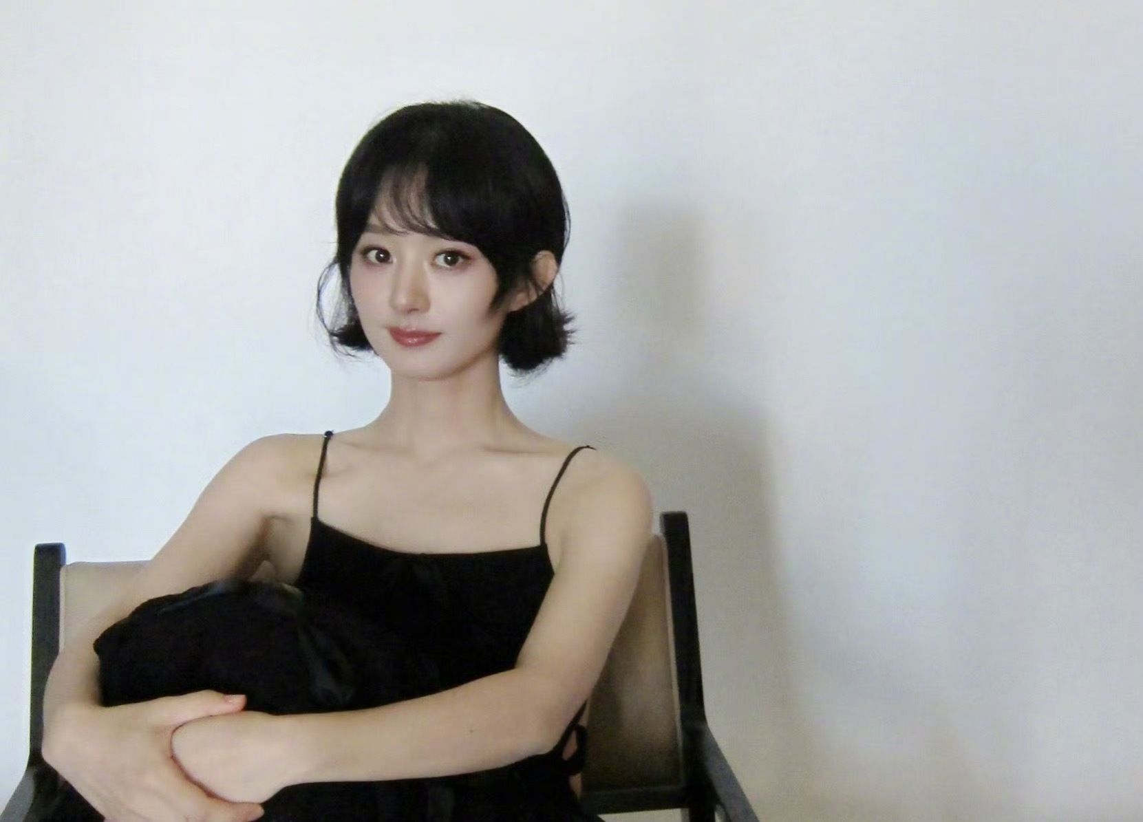 #咪咕星鲜事##赵丽颖静候清秋#黑色高雅、白色知性，短发造型的解锁百变风格，自信